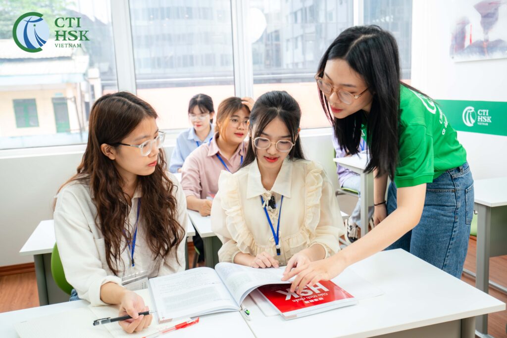 Luyện thi HSK 6 tại CTI HSK bạn được ban giáo vụ hỗ trợ 24/7