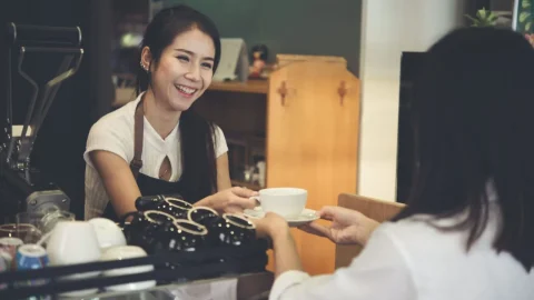 Tiếng Trung giao tiếp chủ đề quán cà phê: Từ vựng, mẫu câu, hội thoại