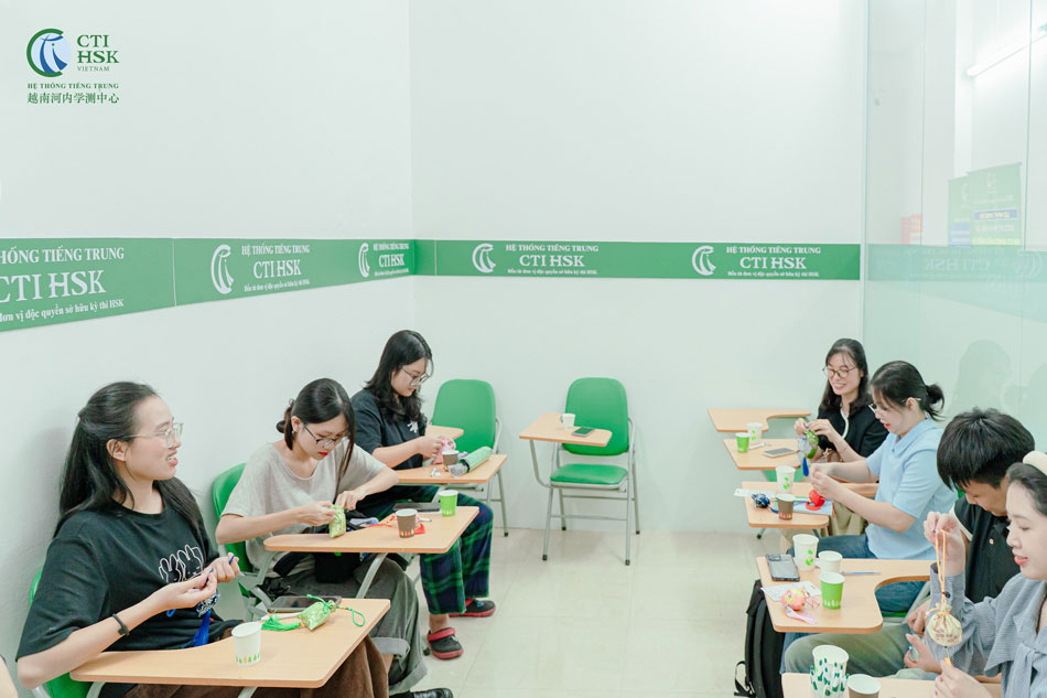 Những nụ cười rạng rỡ của các bạn học viên khi khám phá không gian lớp học mới.